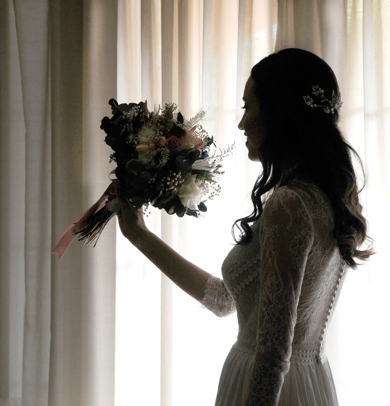 Marta - Ligero y aplicaciones florales - Vestido de novia a medida de Núria Piqueres