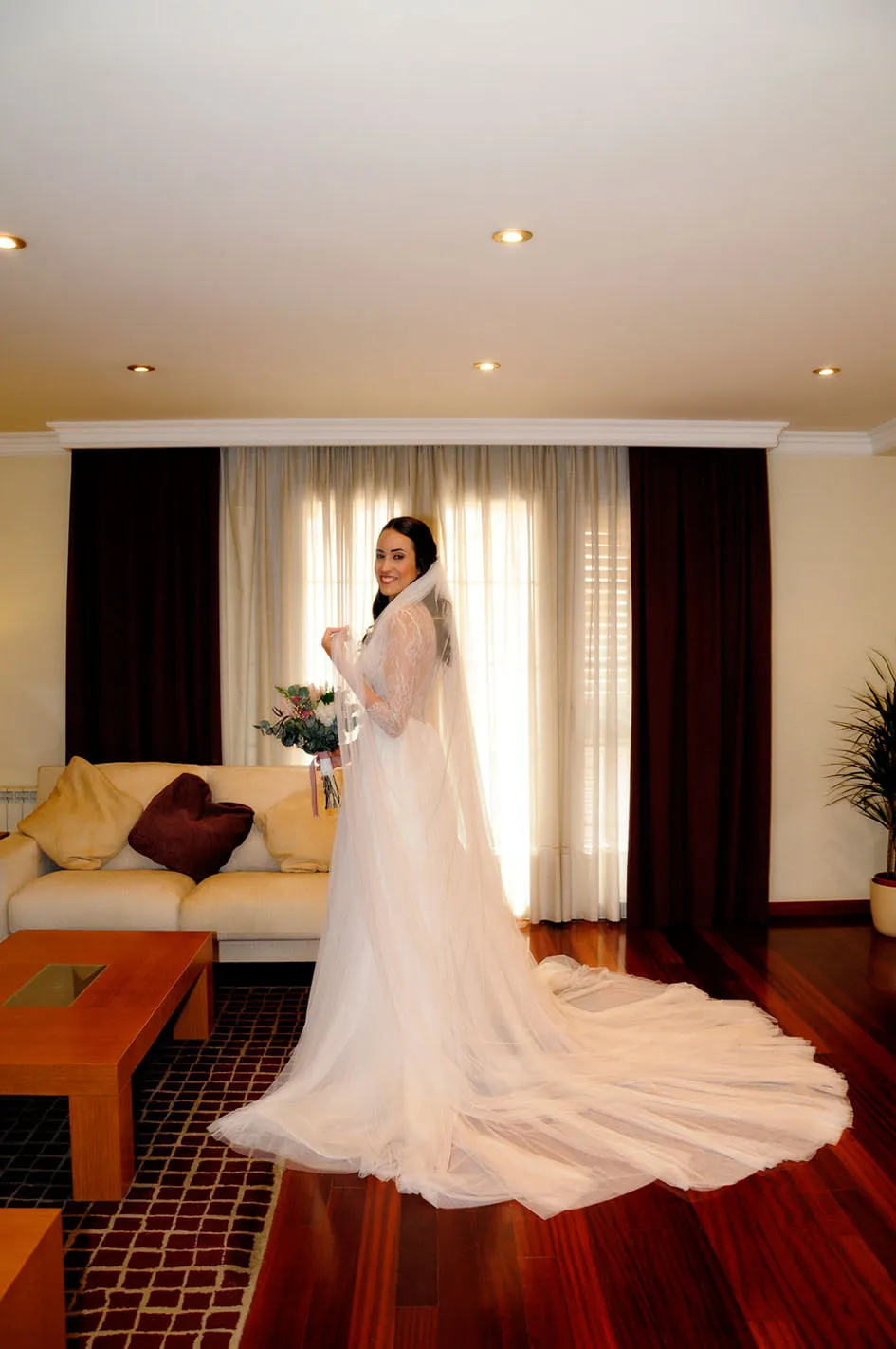 Marta - Ligero y aplicaciones florales - Detalle 2 del vestido de novia