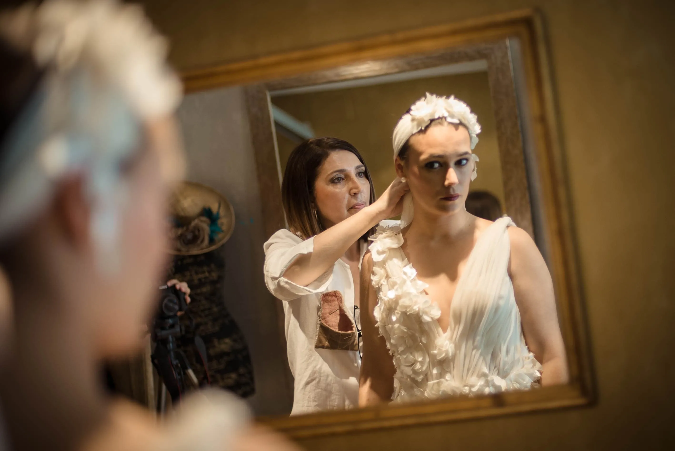 Núria Piqueres ajustando un vestido de novia de alta costura en su atelier